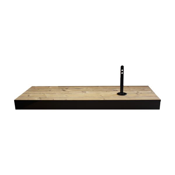 Plataforma de madera para exhibición de bicicletas.